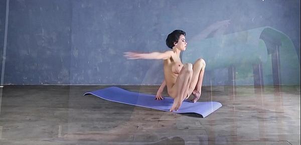  Liza Raykina sexy naked gymnastics